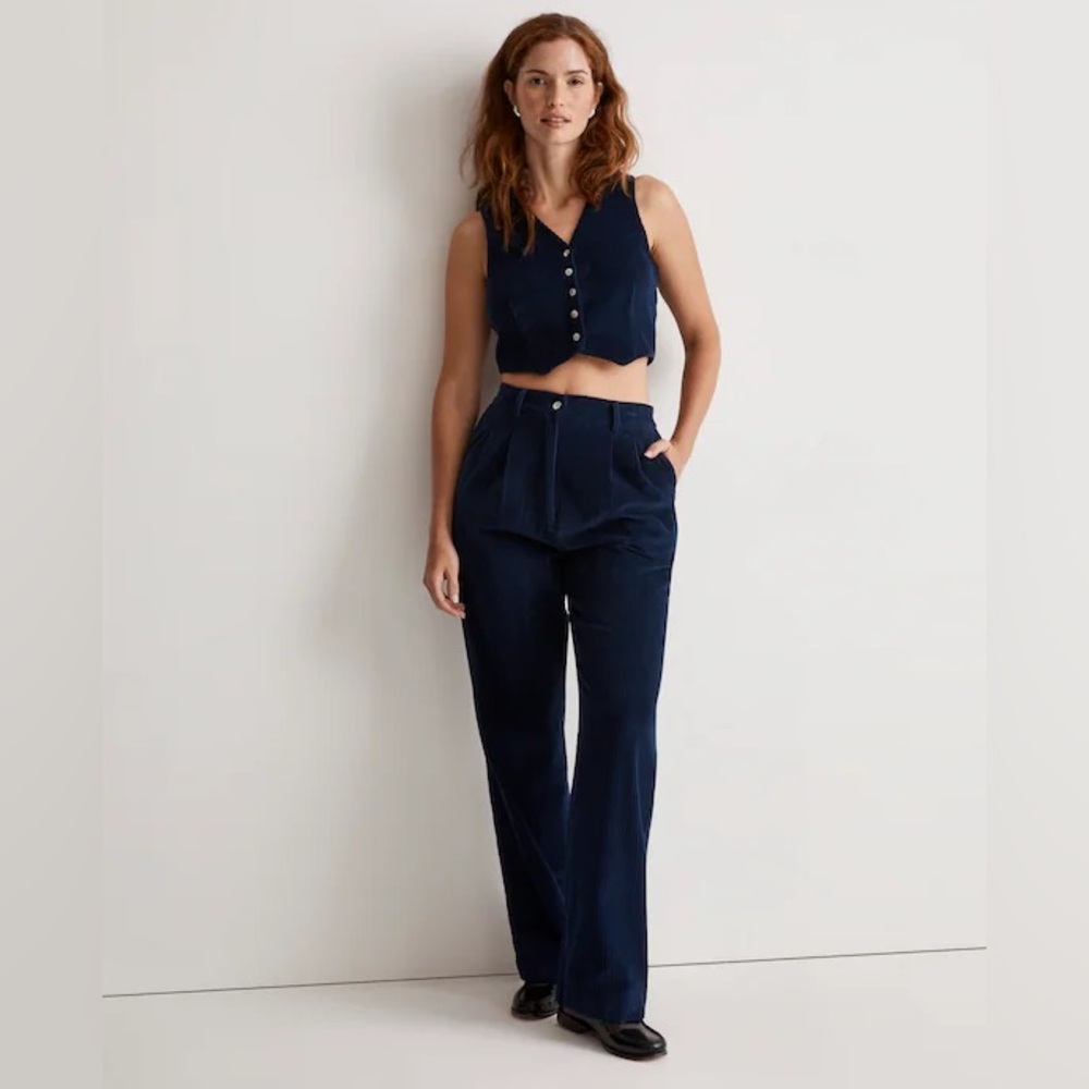 Donni Corduroy Pleated Trousers in BLACK
High-rise fit, wide leg, front pleats